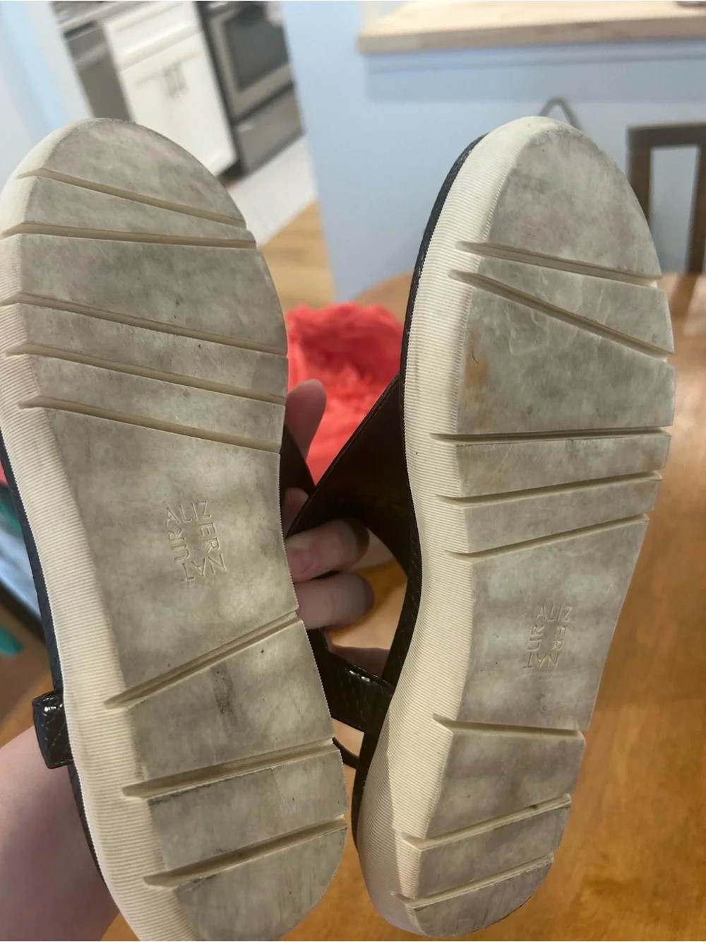 Naturalizer size 8.5 cushioned sandals